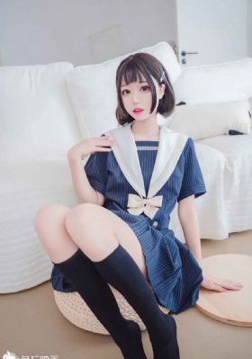 挠女孩脚心